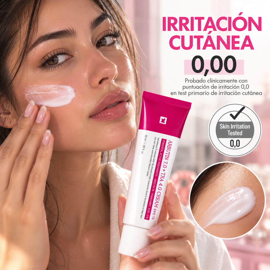 Mujer aplicándose la crema iluminadora con Arbutina 7% y Ácido tranexámico 4% en la mejilla, con el tubo de 50 ml en la mano